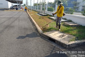 Chăm sóc bảo dưỡng cảnh quan nhà máy .