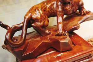 con báo nu hương vật phẩm phong thủy