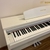 Piano-dien-moi-BOWMAN-CX250-mau-trang-danh-cho-nhung-ban-yeu-thich-su-nhe-nhang