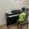 Bowman Piano CX250 được lắp đặt cho 2 bạn nhỏ cấp 1 nghỉ dịch học đàn